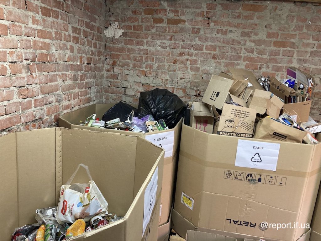 Як волонтери навчають франківців сортувати сміття ФОТО