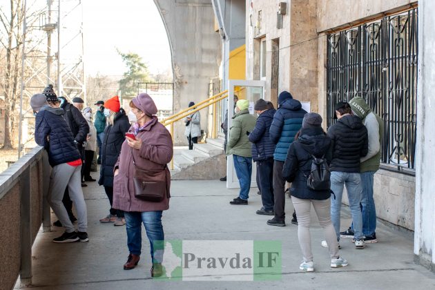 Черга з охочих: у Франківську відкрили центр вакцинації на стадіоні ФОТОРЕПОРТАЖ