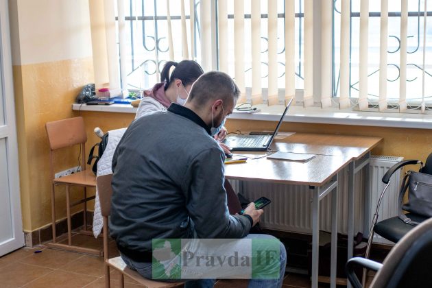 Черга з охочих: у Франківську відкрили центр вакцинації на стадіоні ФОТОРЕПОРТАЖ