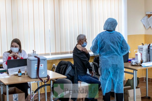 Черга з охочих: у Франківську відкрили центр вакцинації на стадіоні ФОТОРЕПОРТАЖ