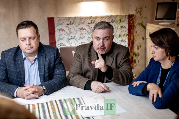 "Літні люди не можуть заснути без скибки хліба під подушкою": У Франківську відбувся круглий стіл "Голод & гідність" ФОТОРЕПОРТАЖ