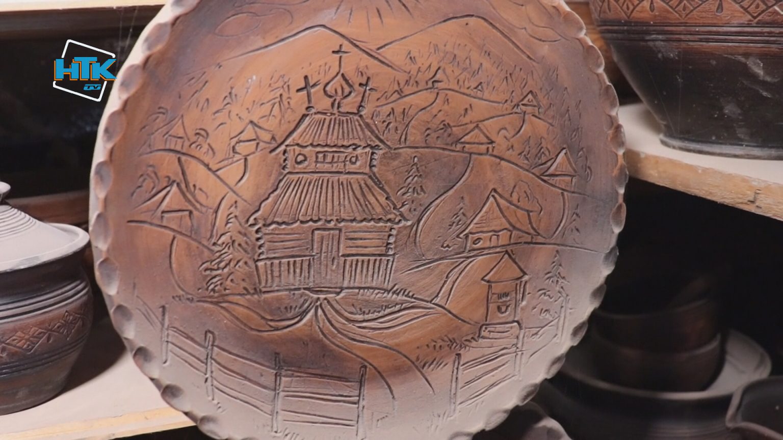 Дзбанки, горнятка, тарелі: косівські майстри виготовляють унікальні керамічні вироби ВІДЕО