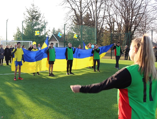 На Коломийщині урочисто відкрили оновлений футбольний майданчик ФОТО