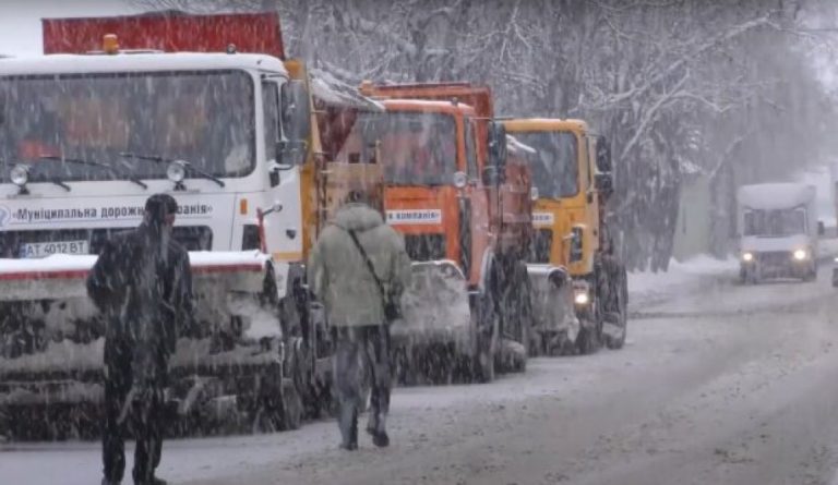 Франківські комунальники розповіли, чи готові до снігопадів ВІДЕО