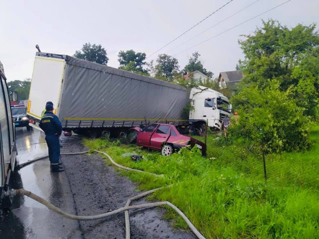 Винуватцю смертельної ДТП на Прикарпатті, де вантажівка вщент розчавила легковик, дали чотири роки в’язниці ФОТО