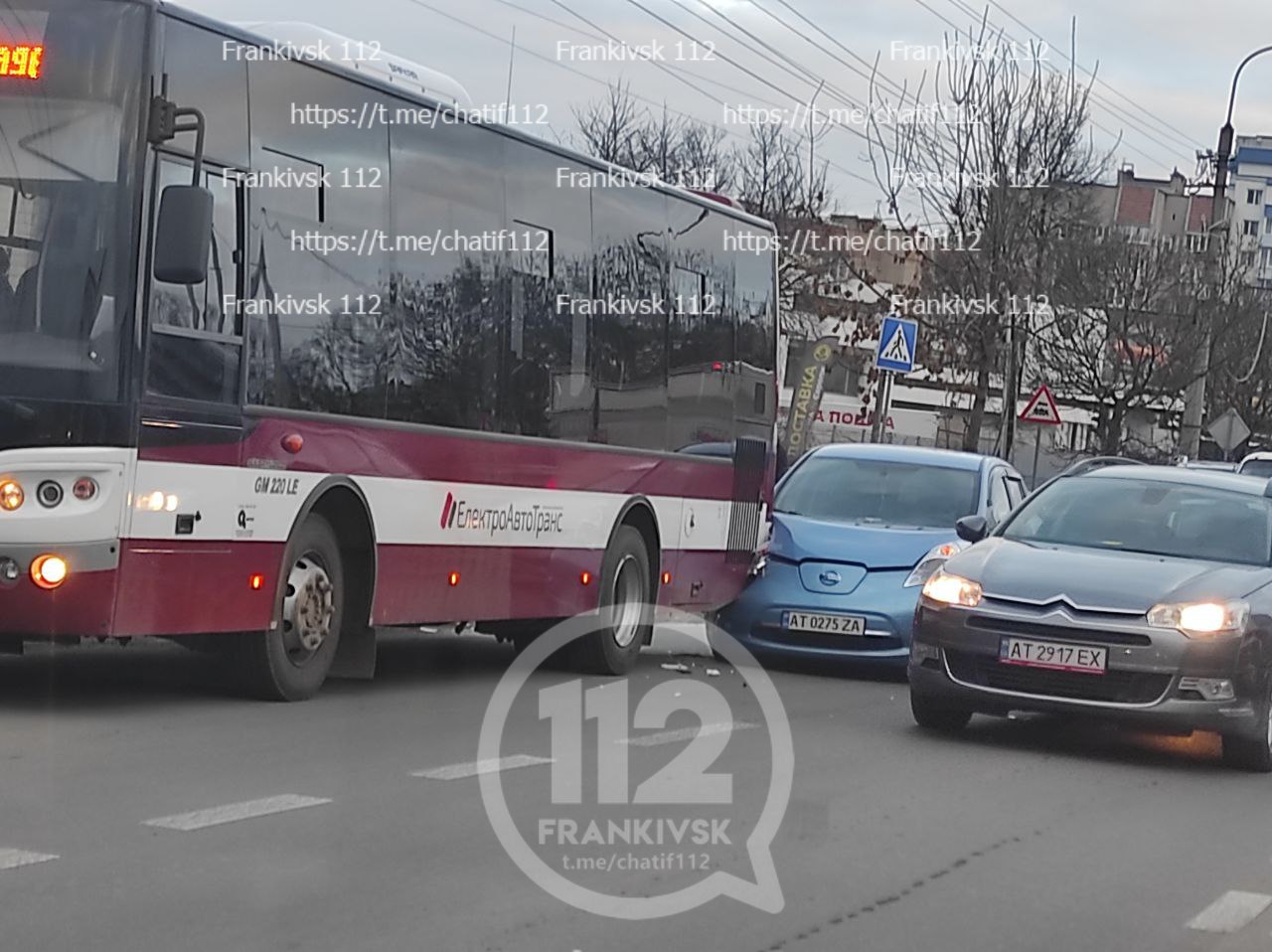 Зранку на Коновальця легковик врізався у комунальний автобус - рух на дорозі через ДТП ускладнений