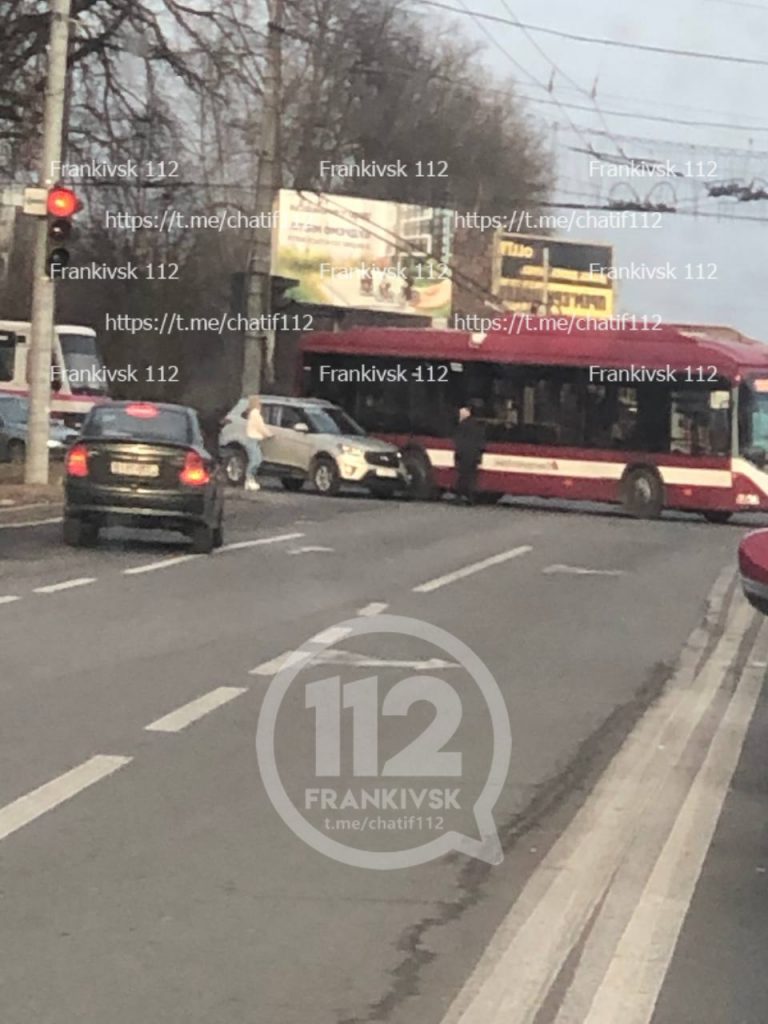 На Пасічній чергова ДТП: не розминулись автівка та тролейбус