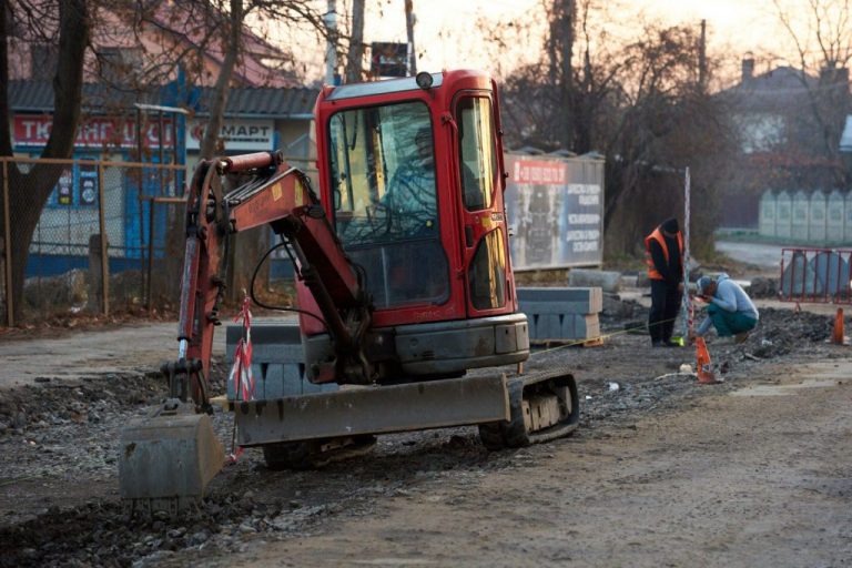 В Івано-Франківську взялися за ремонт багатостраждальної вулиці Ленкавського ФОТО