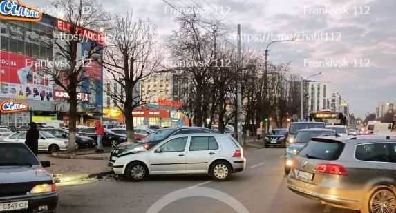 Вечірня ДТП: у Франківську не розминулися легковики - формується затор ФОТОФАКТ