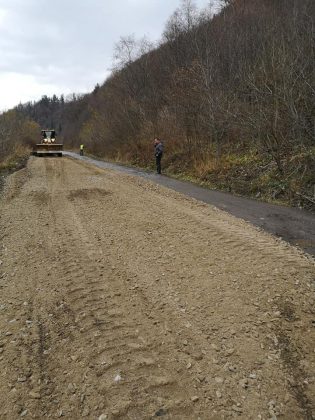 На Прикарпатті відновлюють аварійні ділянки, щоб забезпечити проїзд транспорту ФОТО