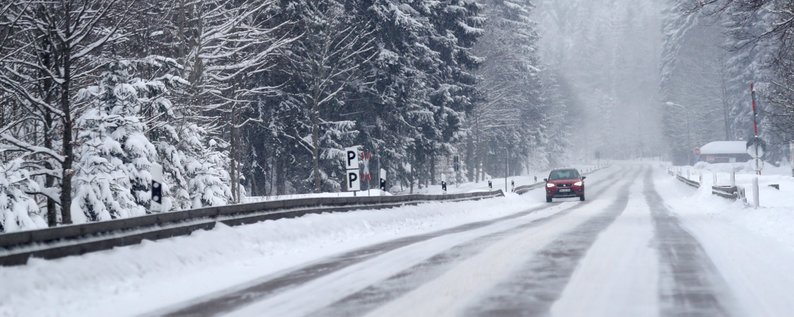 Прикарпатських водіїв попереджають про ускладнення руху на дорозі національного значення через погіршення погоди