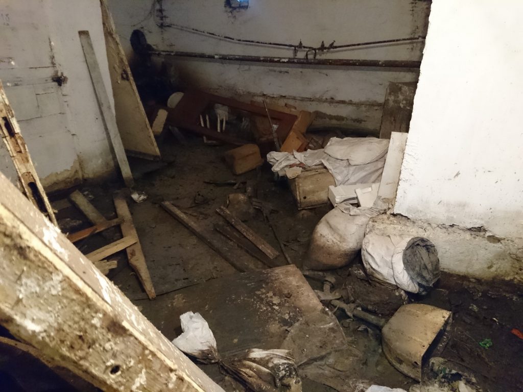 У Долині підвали багатоповерхівок затоплює фекаліями ФОТО