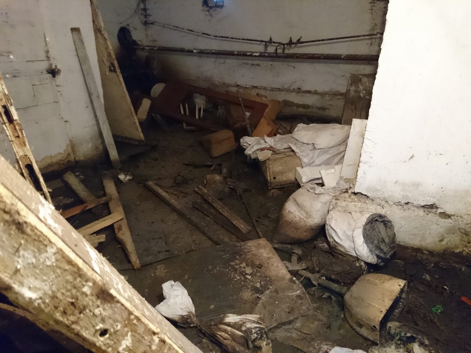 У Долині підвали багатоповерхівок затоплює фекаліями ФОТО