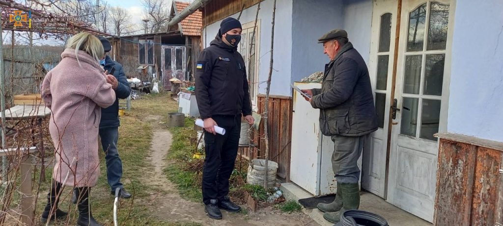 Прикарпатські рятувальники проводять роз’яснювальну роботу щодо правил безпеки в холодну пору року
