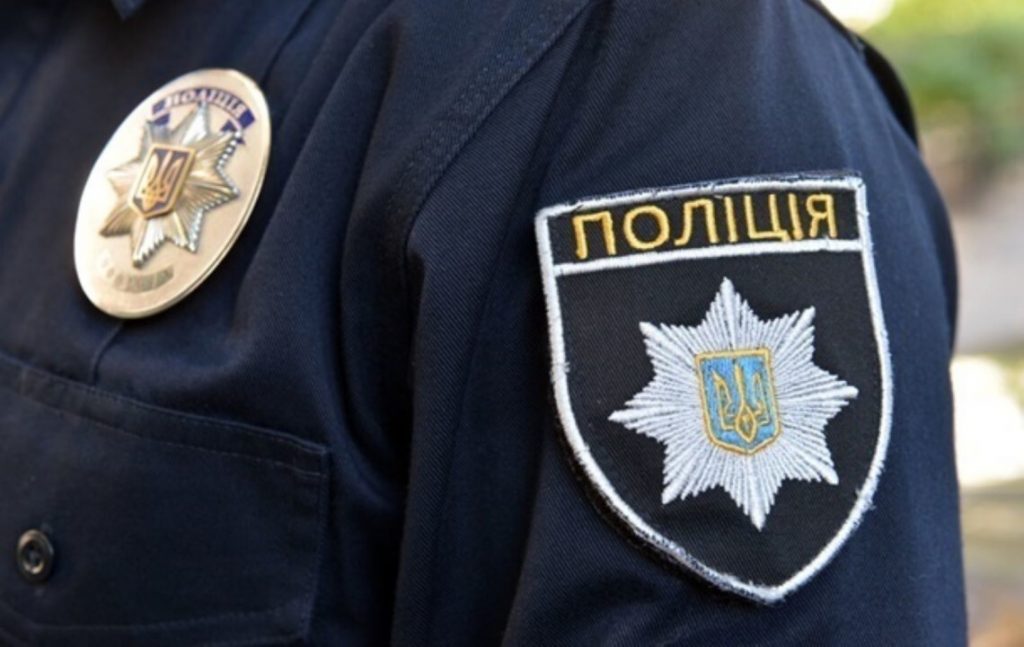 Франківські патрульні врятували водія, якого затиснуло в палаючому автомобілі ВІДЕО