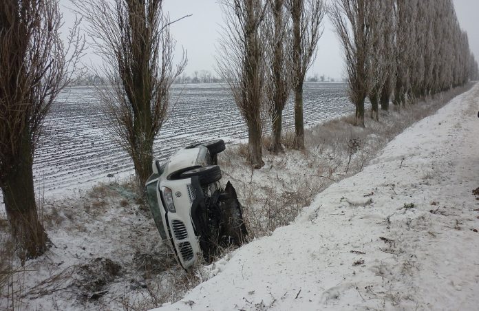 На Прикарпатті BMW злетіла в кювет: водій в реанімації