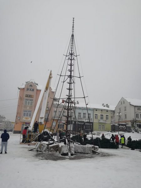 У Калуші вперше встановлюють штучну ялинку ФОТОФАКТ