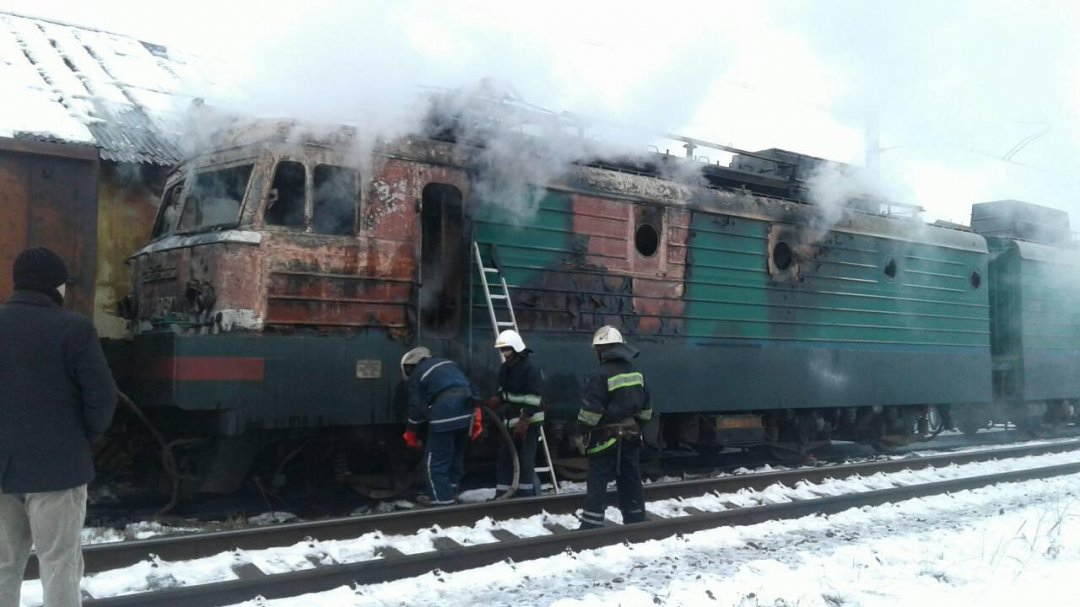 Під ранок на Прикарпатті зайнявся тепловоз потяга