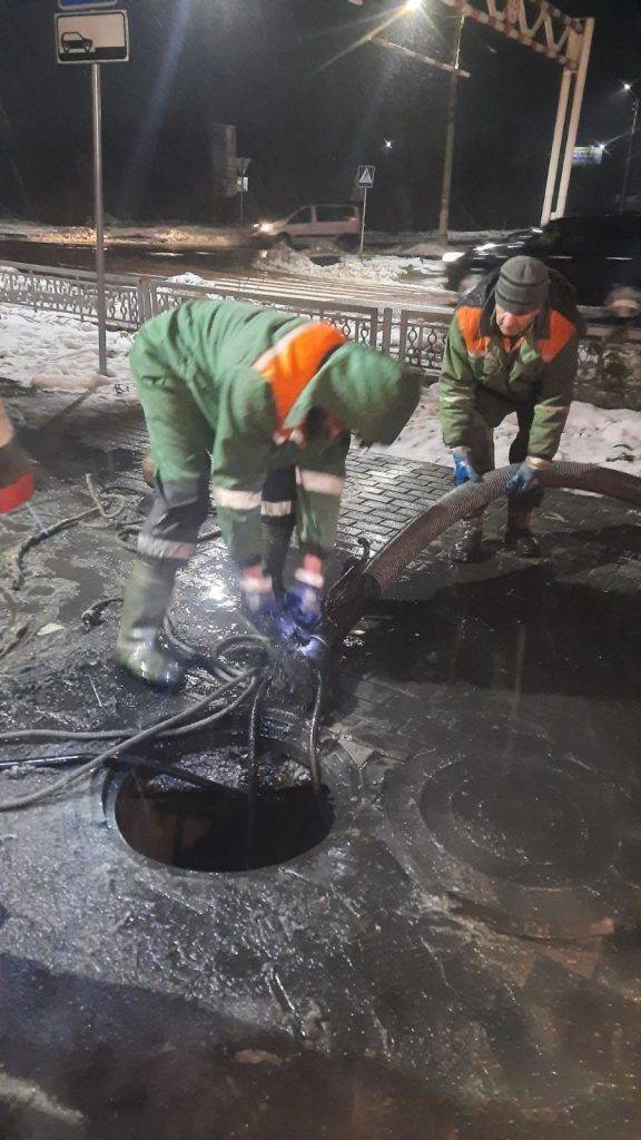 Комунальники Калуша витягнули з каналізаційних колекторів 6 кубометрів сміття ФОТО
