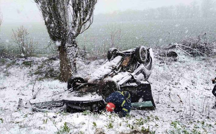 На Косівщині автомобіль «Toyota» злетів в кювет