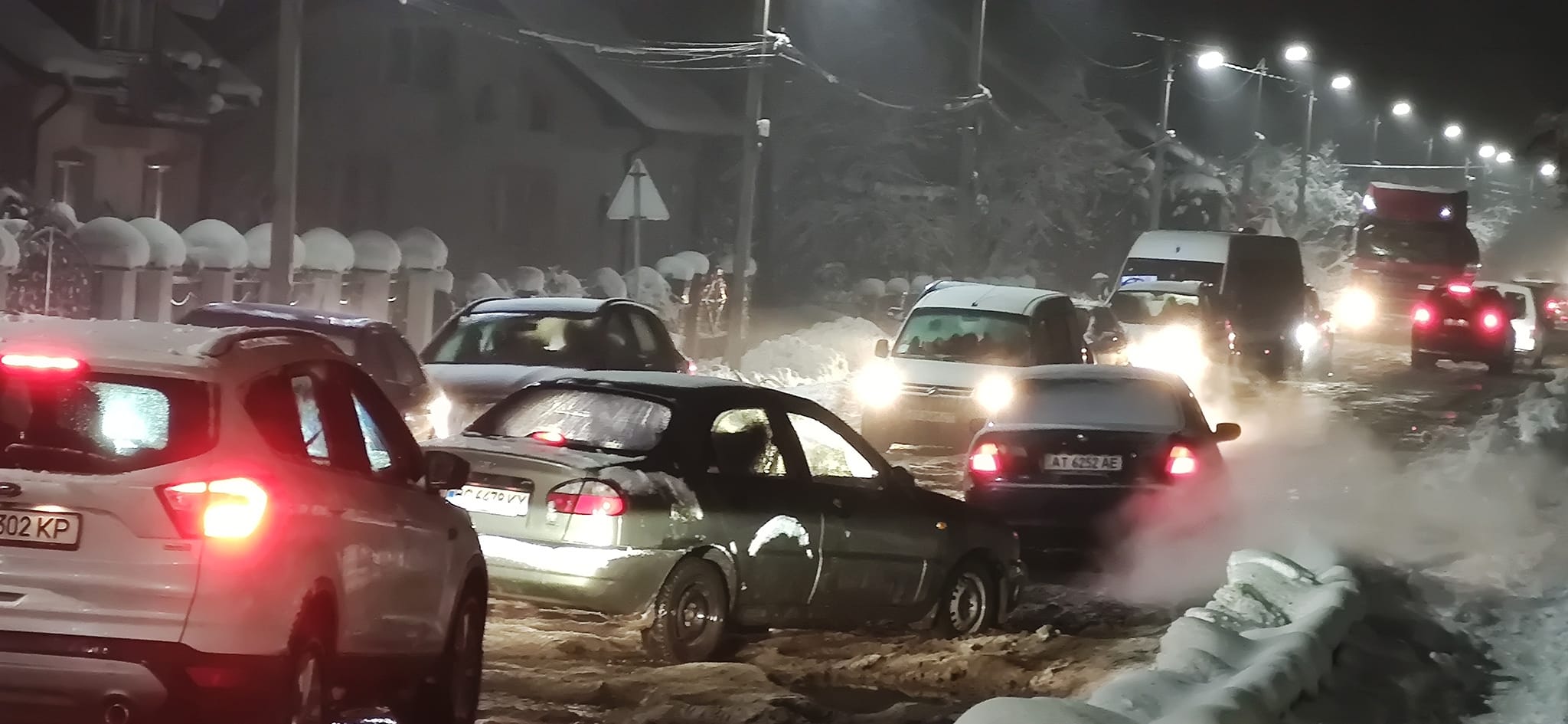 Через погану погоду та жахливий стан дорожнього покриття, у неділю ввечері Болехів практично "зупинився"