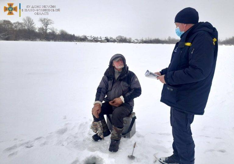 Прикарпатські рятувальники продовжують нести чергування біля водойм, адже крига на них є ще надто небезпечною