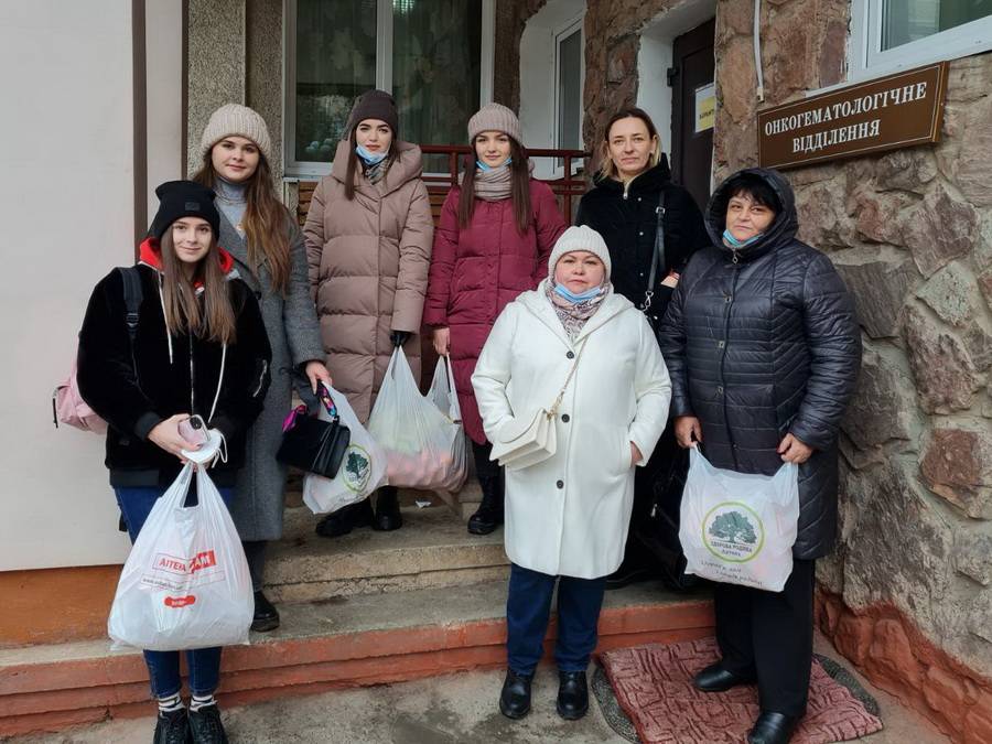 Франківські студенти до Дня святого Миколая завітали до онкохворих діток ФОТО