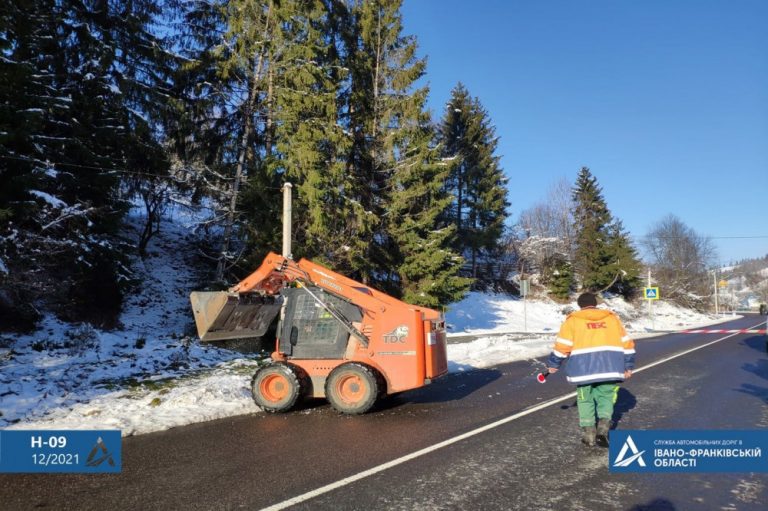 Прикарпатські дорожники борються зі снігом та ожеледицею ФОТО