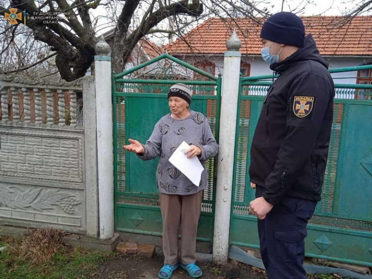 Прикарпатські рятувальники намагаються запобігти пожежам у житловому секторі ВІДЕО