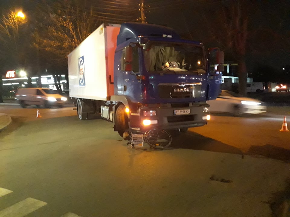 Вечірня ДТП: у Франківську під колеса вантажівки потрапив велосипедист ФОТОФАКТ