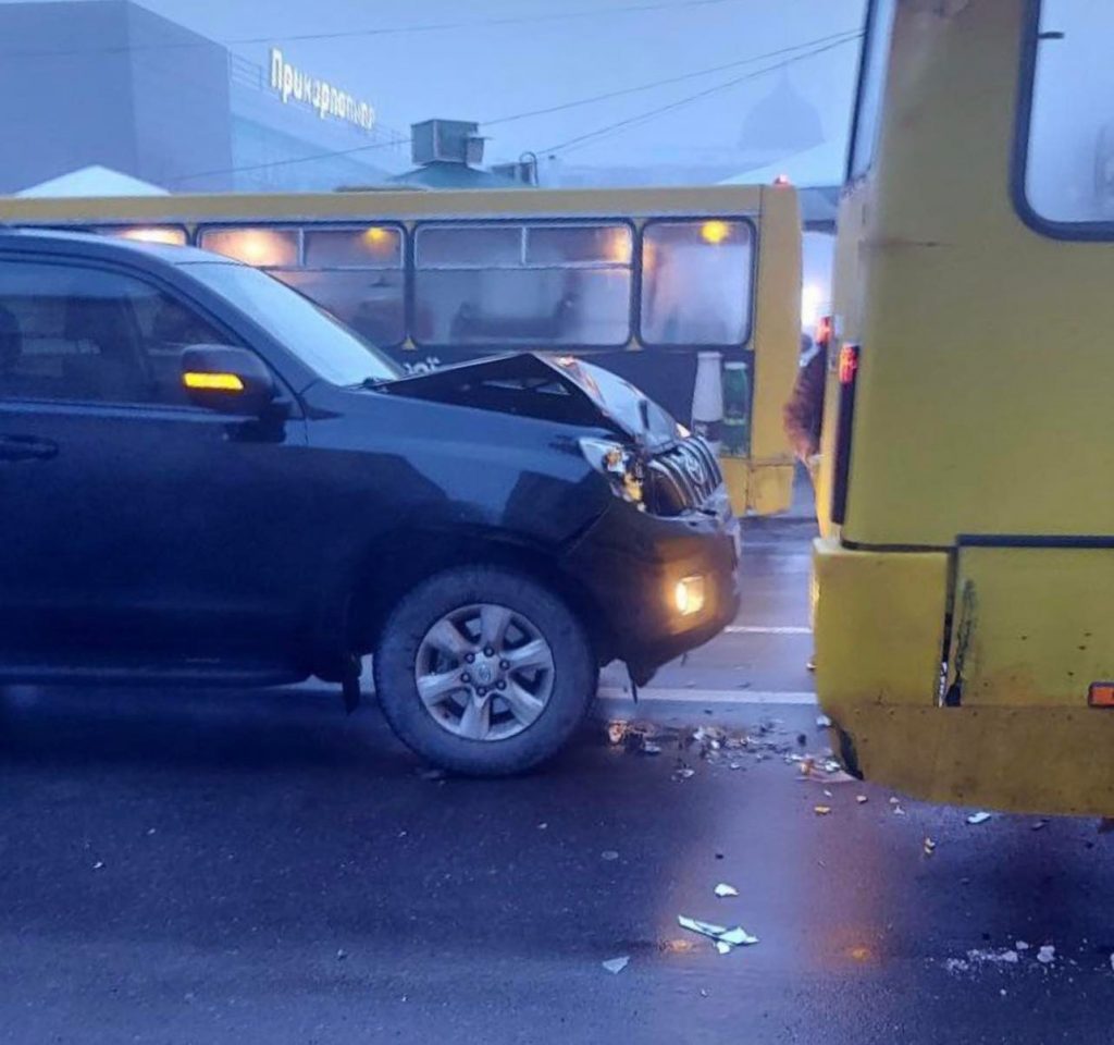 Ранкова ДТП: у Франківську Toyota влетіла в автобус ФОТОФАКТ