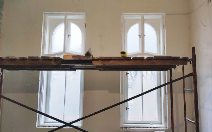 У Франківську власники квартири в будинку-пам'ятці власним коштом реставрують автентичну дерев'яну столярку ФОТО