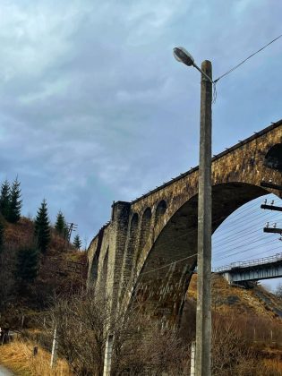 У Ворохті комунальники встановили вуличне освітлення ФОТОФАКТ