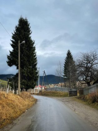 У Ворохті комунальники встановили вуличне освітлення ФОТОФАКТ