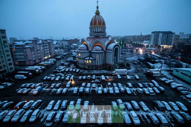 Вулиці Івано-Франківська притрусило снігом ФОТОРЕПОРТАЖ