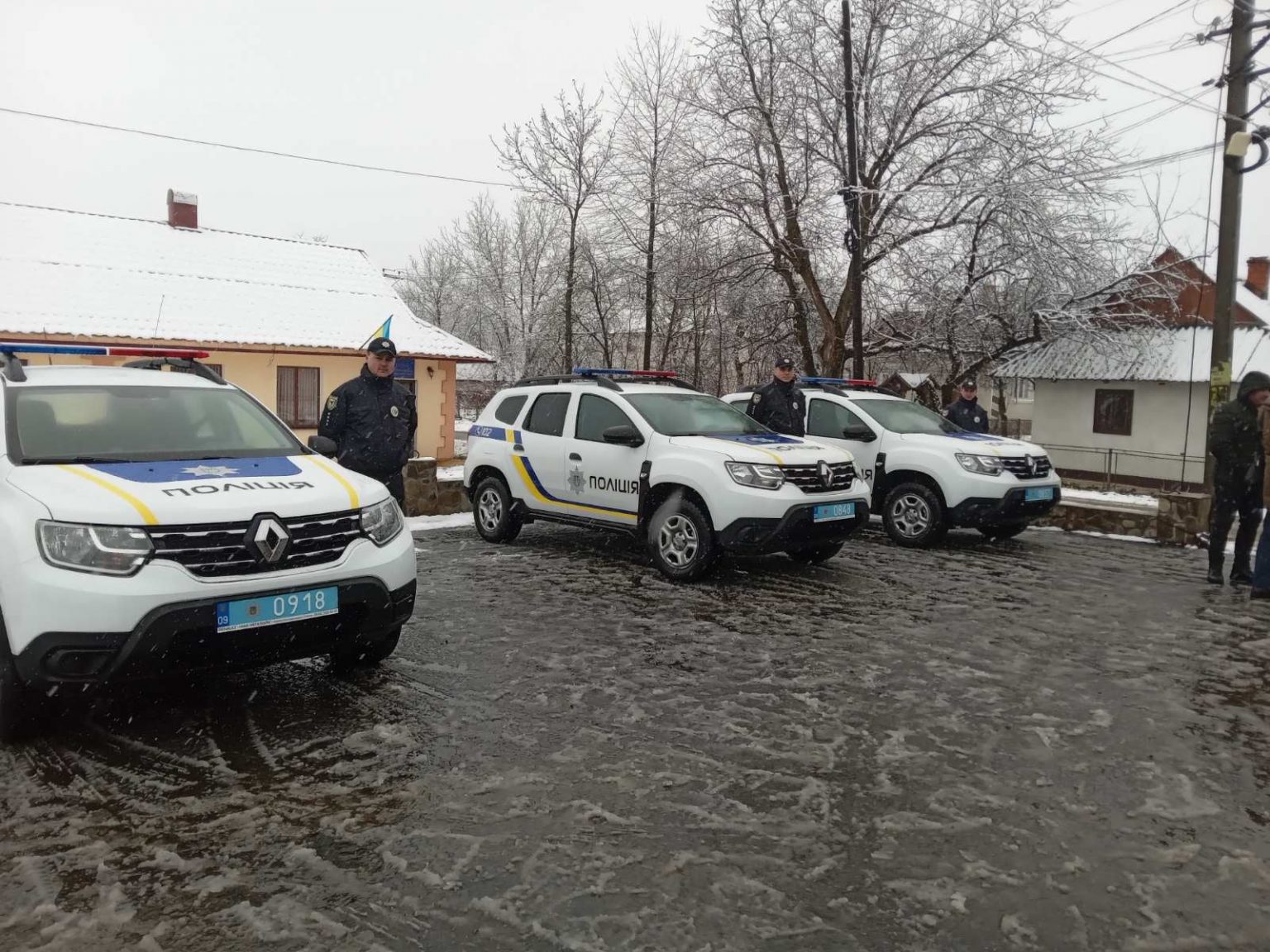 На Косівщині поліцейські офіцери отримали новий службовий автомобіль Renault Duster ФОТО