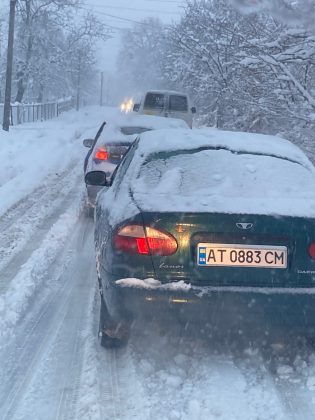 Райони Прикарпаття продовжує засипати снігом - рух ускладнений ФОТО