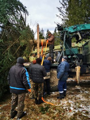 У курортному Яремче втановлюють новорічну ялинку ФОТО