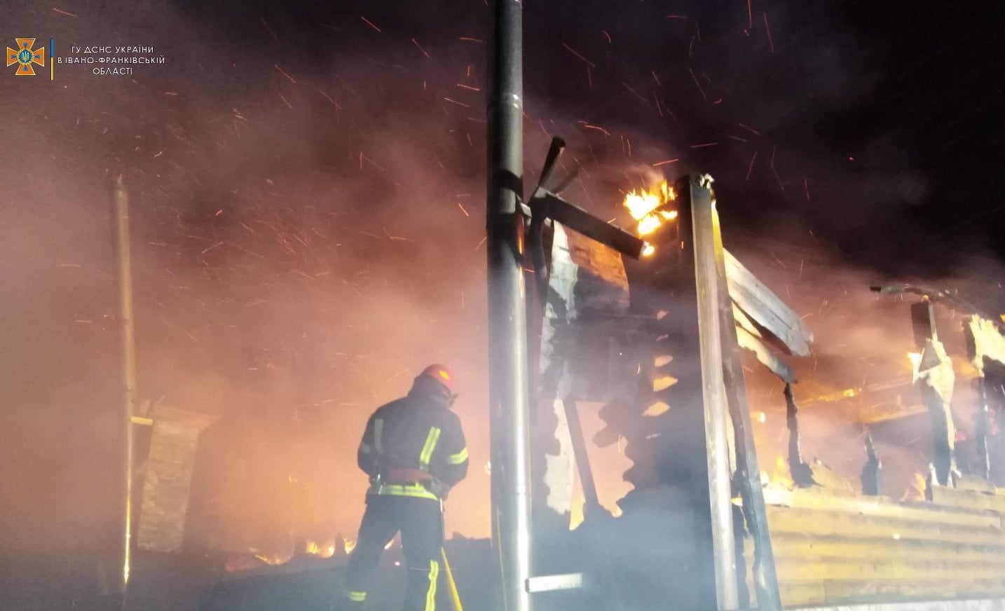 Прикарпатські вогнеборці ліквідували пожежу житлового будинку