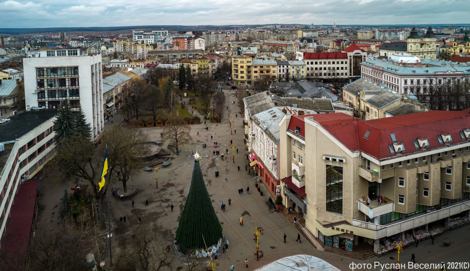 Як Франківськ готується до новорічних свят з висоти пташиного польоту ФОТО