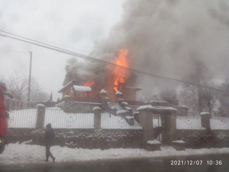 У курортному Микуличині спалахнув будинок ВІДЕО