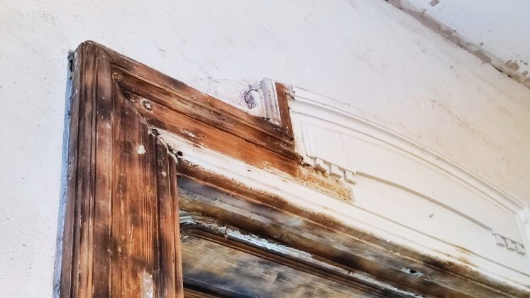 У Франківську власники квартири в будинку-пам'ятці власним коштом реставрують автентичну дерев'яну столярку ФОТО