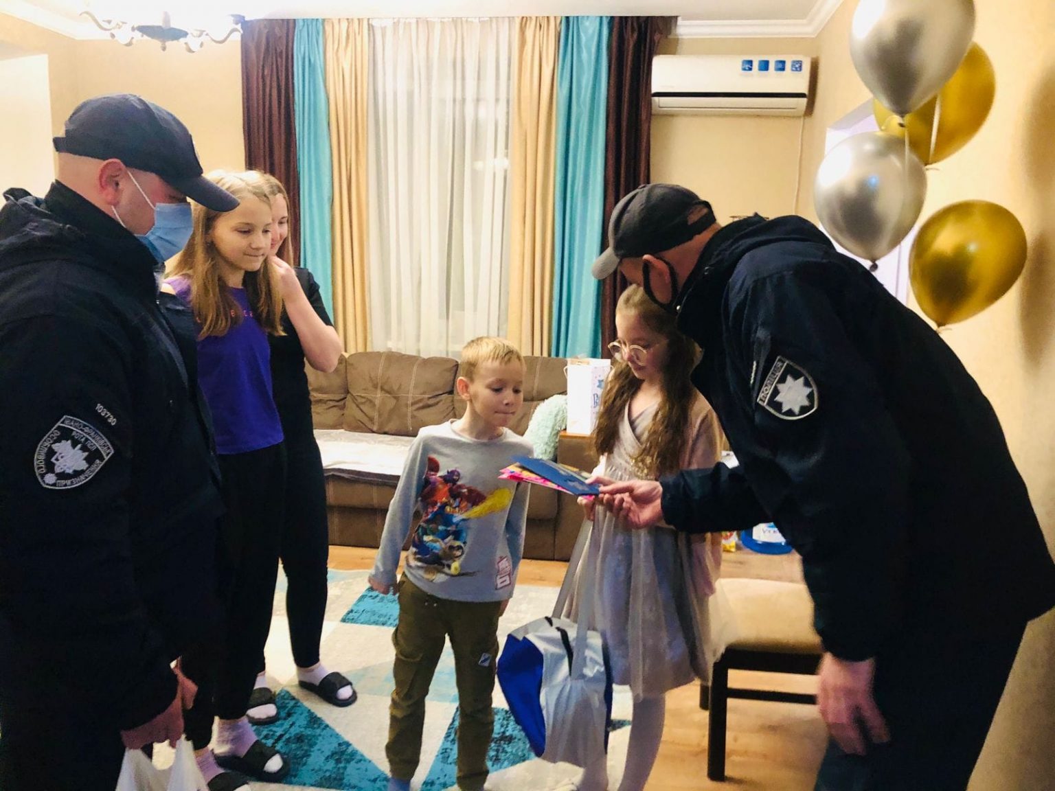 Поліцейські Івано-Франківщини привітали з днем народження дочку загиблого колеги