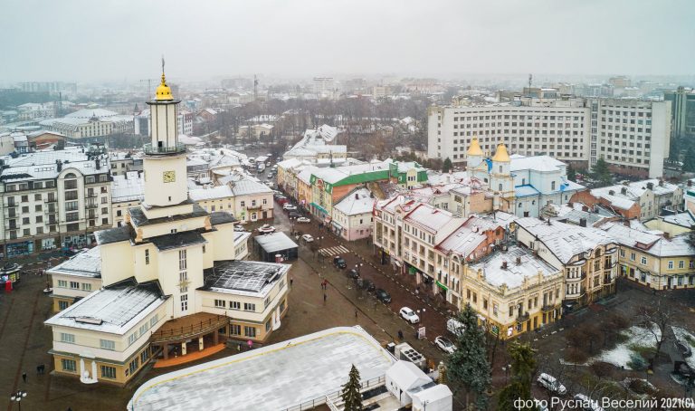 Світлини засніженого Івано-Франківська з висоти пташиного лету захоплюють мережу ФОТОРЕПОРТАЖ