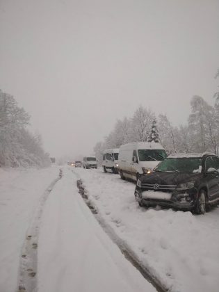 Райони Прикарпаття продовжує засипати снігом - рух ускладнений ФОТО