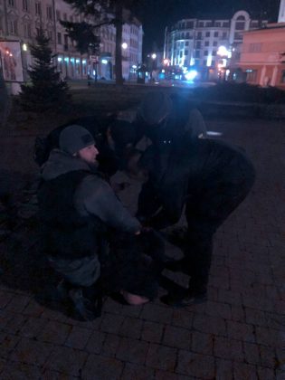 Муніципали викликали підмогу, щоб заспокоїти агресивного молодика, який розпивав алкоголь у центрі Франківська ФОТО