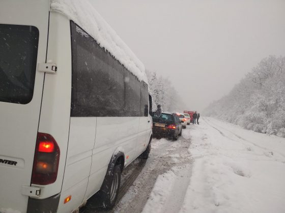 Райони Прикарпаття продовжує засипати снігом - рух ускладнений ФОТО