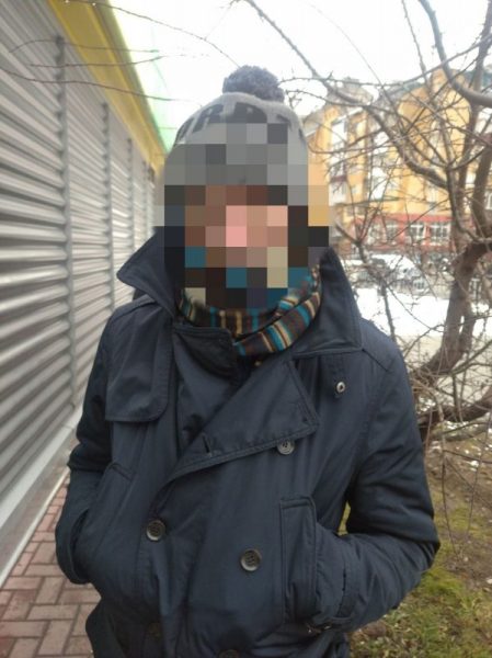 На франківській заправці неадекватний чоловік зачинився у вбиральні. Довелося викликати поліцію ФОТО