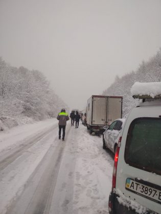 Райони Прикарпаття продовжує засипати снігом - рух ускладнений ФОТО