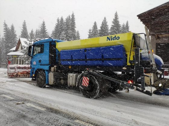 Гірські перевали на Прикарпатті продовжує засипати снігом - техніка працює безперервно ФОТО